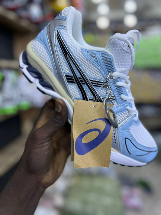 ASICS GEL-KAYANO 14 en couleur bleu et argent 👟